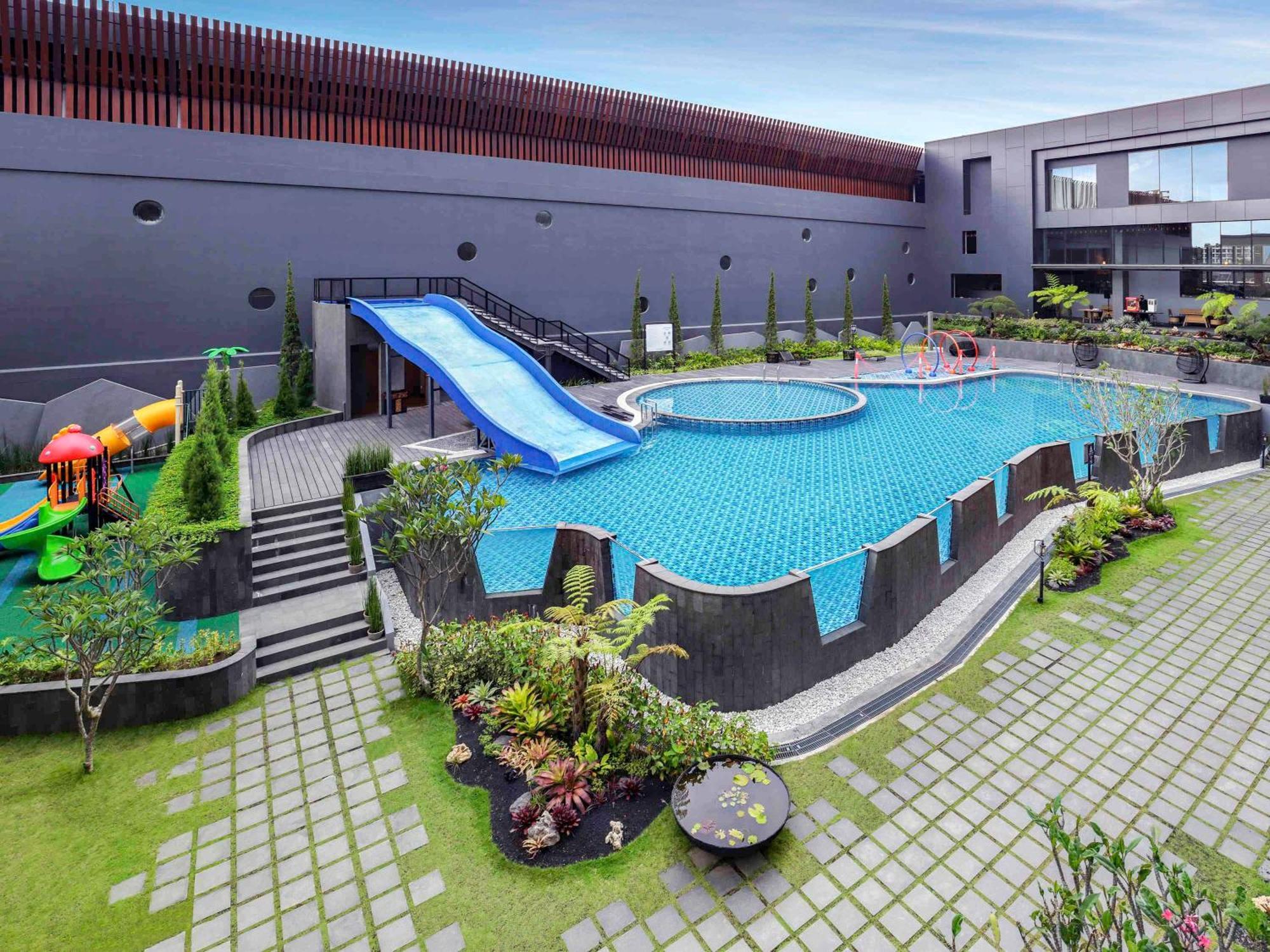 Grand Mercure Malang Buitenkant foto
