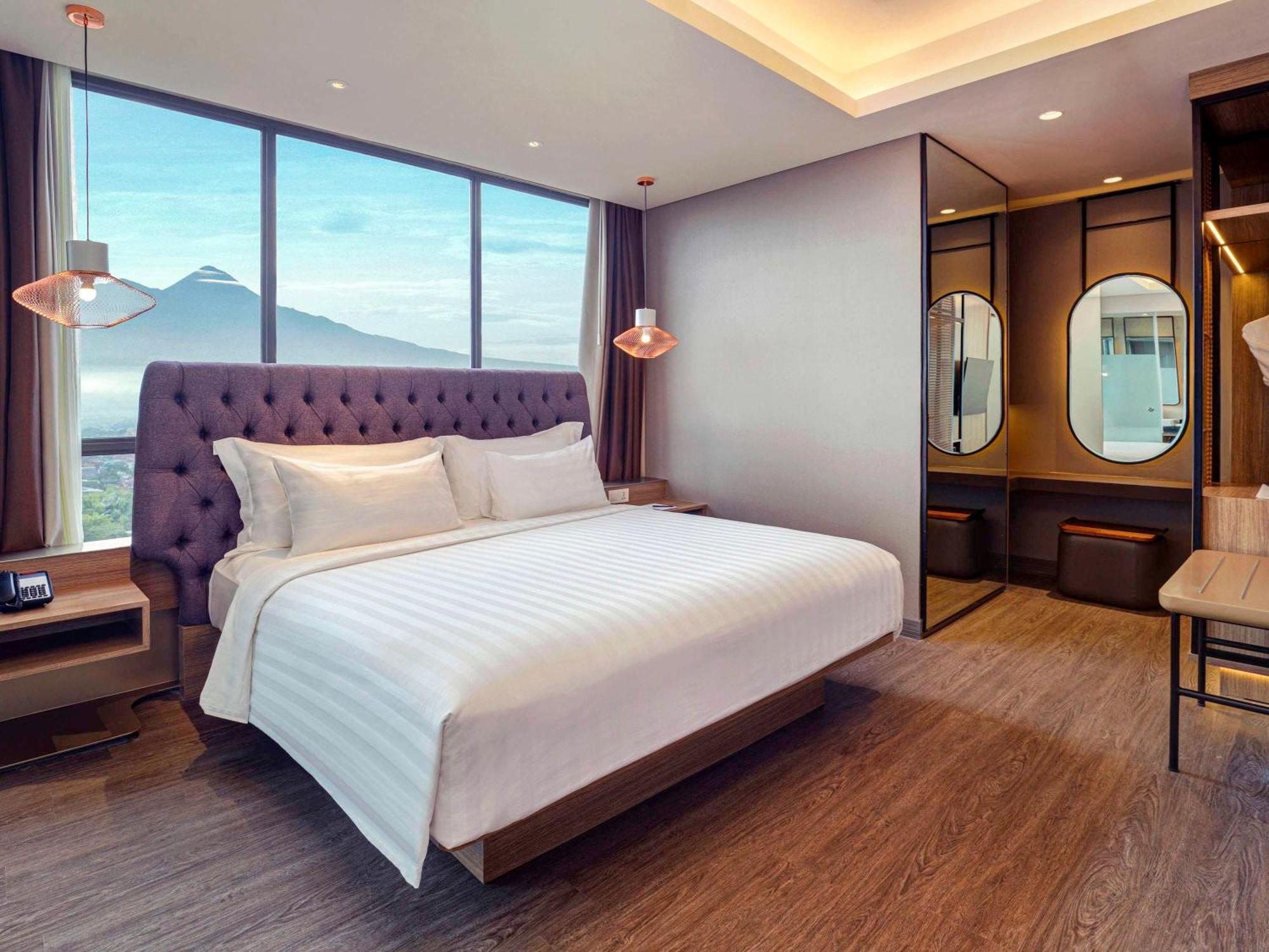 Grand Mercure Malang Buitenkant foto